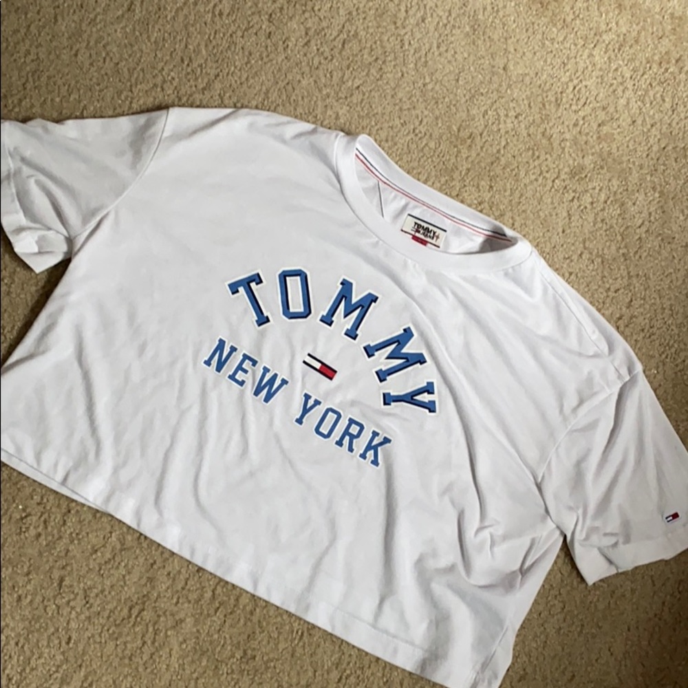 SOLD Tommy jeans cute cropped shirt size Meduim!